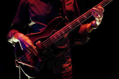 Bass 吉他手旋律手指展示音乐会细绳低音居住金属独奏乐手背景图片