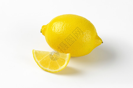 新鲜多汁柠檬水果食物黄色背景图片