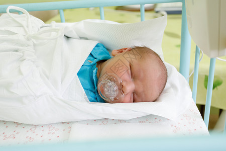刚出生的婴儿在医院孩子母亲童年男生母性妈妈生活睡眠家庭女孩美丽高清图片素材