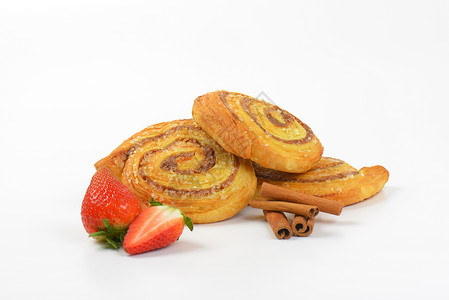 甜甜肉桂卷蜗牛漩涡食物馒头肉桂香料螺旋早餐糕点背景图片