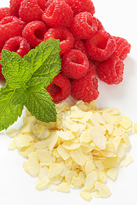 新鲜草莓和切片杏仁背景图片