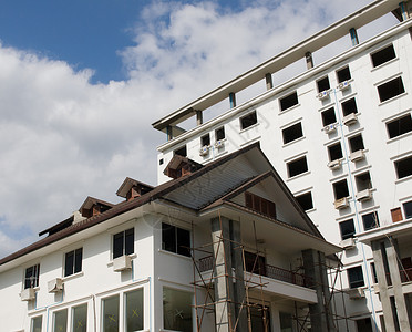 以天空为背景的在建建筑单元住宅图层学校建筑师材料基础设施建造酒店店铺背景图片