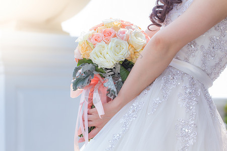新娘拿着一束鲜花来参加婚礼高清图片