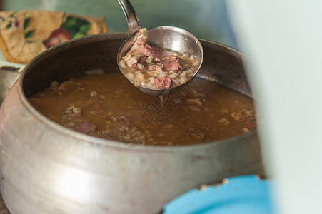 在俄罗斯炉灶中做饭炉石房子美食烹饪面包国家黏土家庭石头熏制背景图片