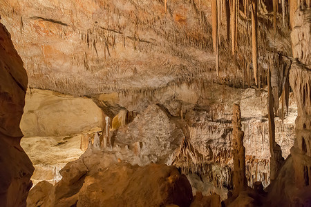 Dripstone 洞穴游荡者 Drach 马洛卡悬崖岩石旅行钟乳石风景游客石头洞穴学荒野滴石背景