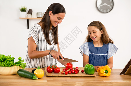 西班牙女孩在厨房玩得开心妈妈拉丁微笑阳台沙拉乐趣女士烹饪成人家庭背景