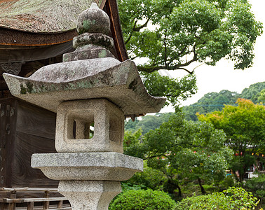 日本寺庙的石灯装饰品艺术叶子绿色文化旅游森林灯笼宗教神社背景图片