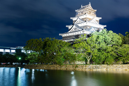 在广岛的广岛城堡在晚上高清图片