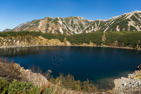 立山阿尔卑斯山脉路线的御栗池高清图片