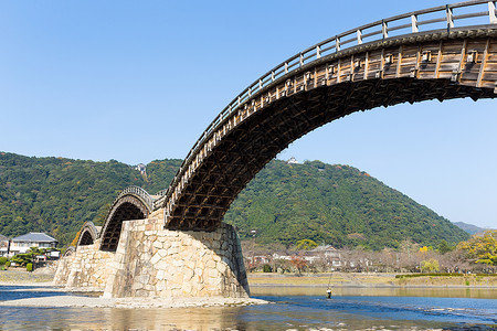 Kintaikyo桥旅行历史建筑学晴天城堡地标历史性阳光游客风景背景图片