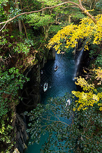 日本高原峡谷旅行悬崖瀑布公园绿色岩石森林黄色背景图片