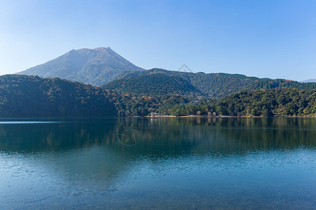 岛山天空水池爬坡池塘丛林天际蓝色火山地标森林背景图片