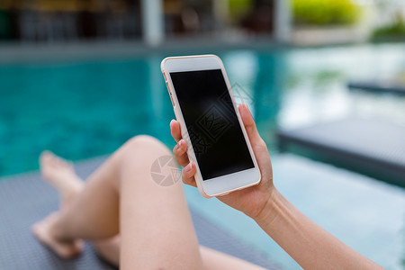 在游泳池中使用手机小样游泳女士互联网广告电话冲浪女孩屏幕短信背景图片