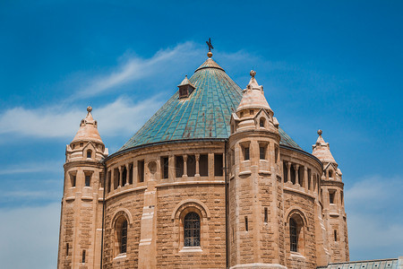 齐奥山礼堂大楼顶端的修道院高清图片