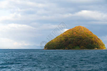 奥比岛人素材秋季的日本玉岛文化神道神社风景牌坊植物季节风暴遗产天际背景