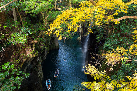 日本高原峡谷瀑布旅行火山悬崖绿色岩石风景背景图片