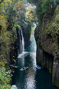 秋天的日本高原峡谷背景图片