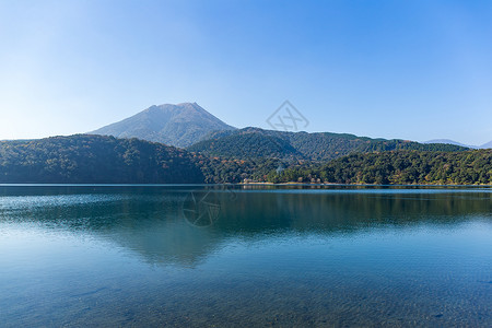 克里岛山和湖泊农村火山晴天丛林植物天际森林水池池塘风景背景图片