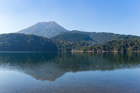 克里岛山和湖泊蓝色爬坡城市池塘水池天空火山阳光农村顶峰背景图片