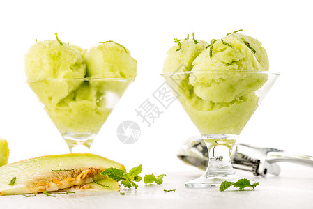 薄荷味冰淇淋甜瓜味冰淇淋产品味道木头宏观绿色奶油牛奶白色水果盘子背景