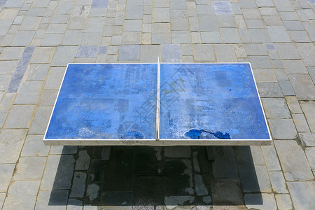位于街头的蓝乒乓球桌背景图片