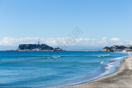 神奈川县千崎市的光南海滩冲浪板运动城市蓝色海浪天空海岸海洋冲浪海滩背景