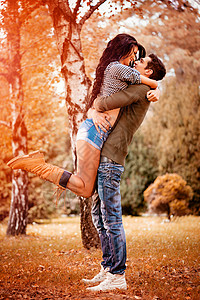 秋季爱拥抱女士享受公园森林快乐乐趣男生季节女孩背景图片