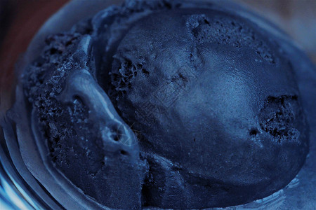 黑色加州冰淇淋加西梅早餐金属甜点李子背景图片