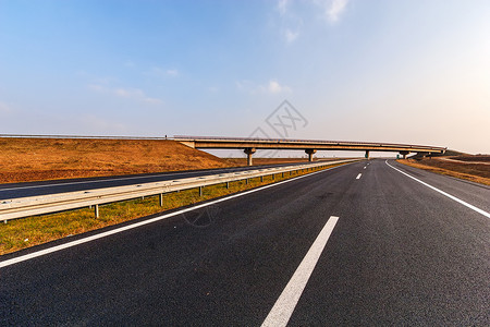 平面公路赛道太阳地平线石头柏油自由运输蓝色路线材料草高清图片素材