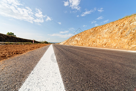 新沥青道路蓝色路线赛道运动天空运输速度交通太阳地平线车行道高清图片素材