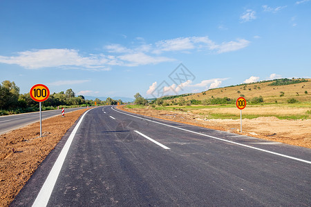 新沥青道路地平线蓝色交通色彩速度天空太阳旅行运动材料车行道高清图片素材