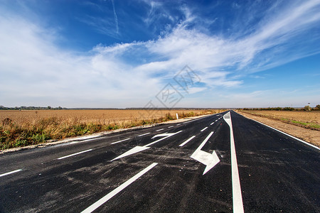 平面公路蓝色色彩路线运动天空太阳柏油地平线运输速度云高清图片素材
