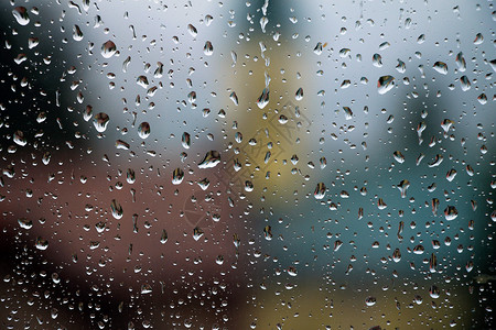 窗玻璃上的雨滴灰色下雨红色黄色团体阳伞季节窗户天气雷雨风暴高清图片素材