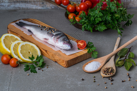 新鲜鱼海贝贝蔬菜海鲜木板柠檬市场胡椒低音餐厅香菜烹饪背景图片