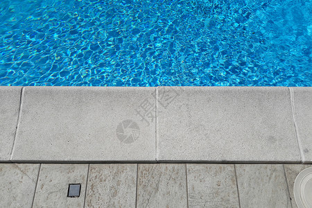 无边界游泳池一个美丽的游泳池 edg 的细节石头温泉假期公园边缘建筑学反射蓝色闲暇边界背景
