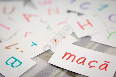 葡萄牙文 用字母卡学习新词 字典知识童年桌子地毯学校语言绘画教学幼儿园灰色背景图片