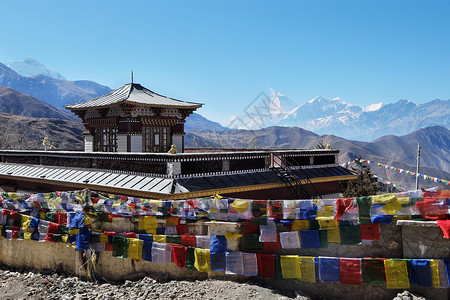 高山的佛教修道院在高山上天空太阳山脉旅游顶峰蓝色构造山地山路石头背景图片
