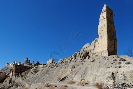 古老佛教修道院的废墟地球石头旗帜山路顶峰踪迹峡谷山脉残余物山地背景图片