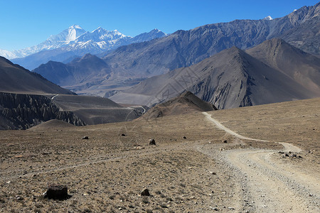 喜马拉雅山山路踪迹峡谷太阳地球构造石头顶峰雪顶山地旅游背景图片