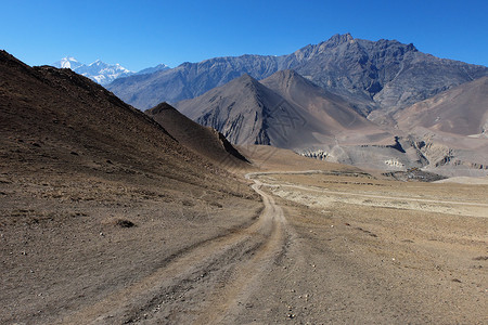 喜马拉雅山山路地球村庄地质顶峰植被太阳蓝色高山踪迹阴霾背景图片