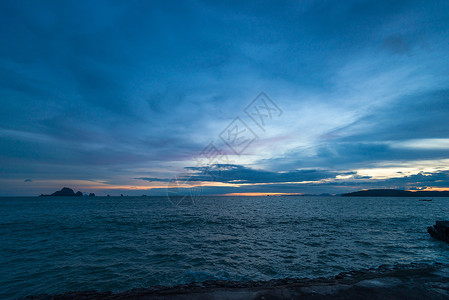 沙尔日落后阴暗的黑暗蓝色海景美丽高清图片素材