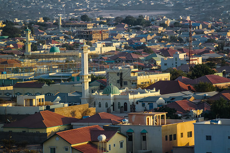 飞往索马里最大的索马里兰城市哈尔格萨的空中视线背景图片