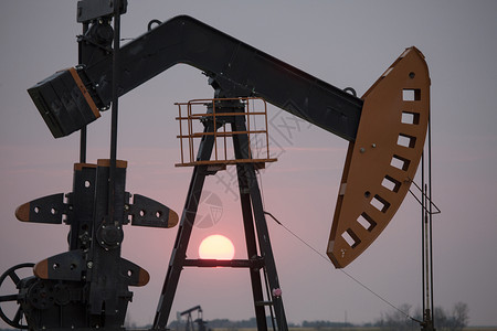 杰克石油公司 萨斯喀彻温原油抽油机场地气体草原机器日落汽油石油工业背景图片