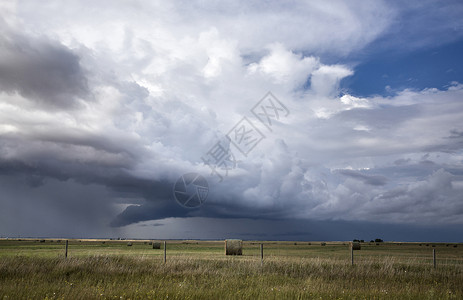 加拿大风暴云风暴天气天空危险草原风景雷雨荒野戏剧性场景背景图片