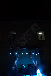 dj 在舞台上表演韵律展示音乐会派对艺人夜店乐趣演员技术女性背景图片