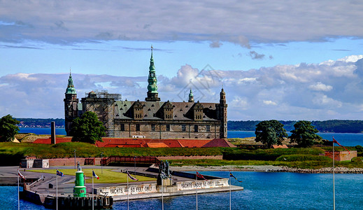丹麦赫尔辛格堡Kronborg城堡的海洋全景高清图片