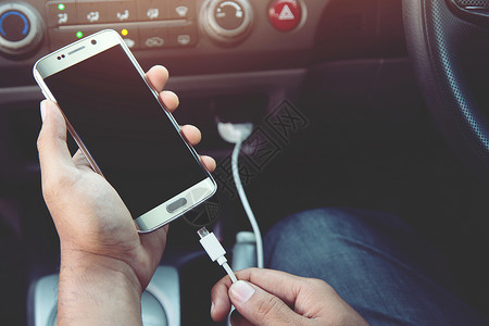 车上手机充电电源插座充电电话在车上收费运输手机工具黑色插头力量电池互联网男人背景