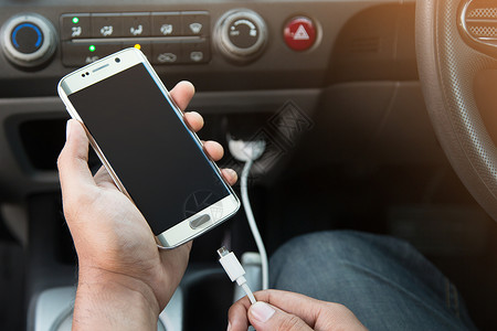 车上手机充电电源插座充电电话在车上技术电池插头手机机动性力量电子电气运输收费背景