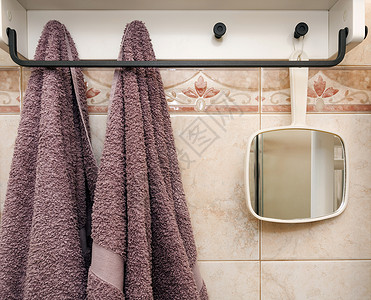 浴室挂毛巾挂在浴室的物体 两条毛巾和一面白镜子背景