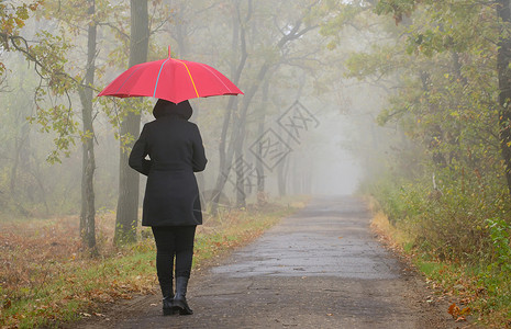 红色雨伞的压抑妇女乏力骑术女孩分支机构孤独森林焦虑压力冒险故事背景图片